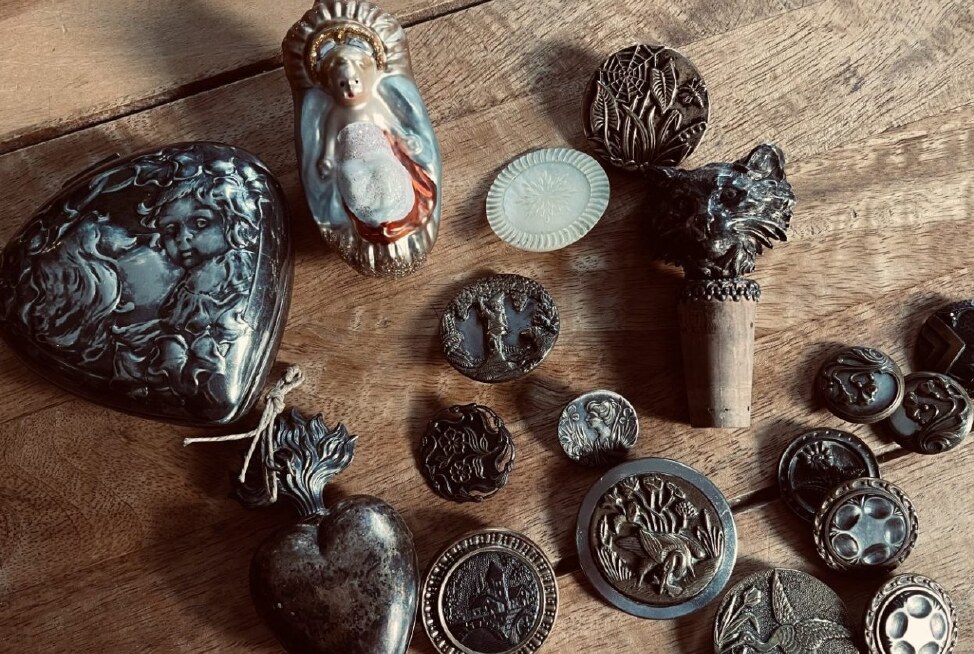 Boutons et objets de collection anciens