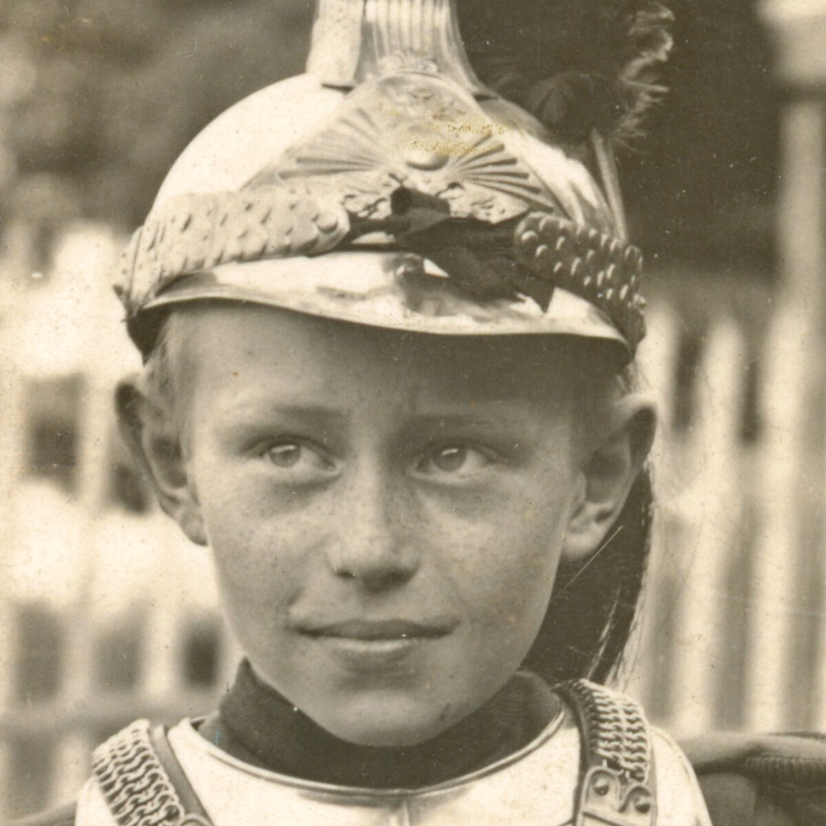 Photo Enfant Costume Militaire Cuirassier - Guerre 14/18 - Propagande militaire - Education militaire - Uniforme - Jeu