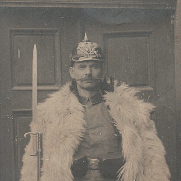 Photo Carte Postale - Soldats Allemands - Uniforme - Casque à Pointe - Infanterie - Manteau en peau - Fourrure
