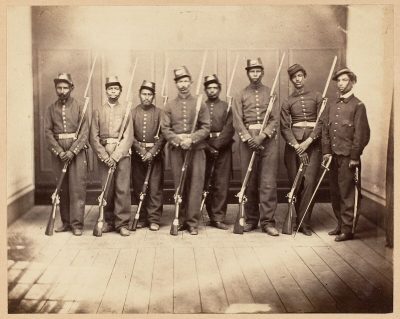 Le peloton d'exécution qui a fusillé l'empereur Maximilien du Mexique sur le Cerro de las Campanas [Colline des Cloches] le 19 juin 1867. Bien que Maximilien ait soudoyé les sept tirailleurs pour qu'ils ne lui tirent pas une balle dans la tête, l'un d'entre eux l'a quand même fait. Le corps de Maximilien fut embaumé et exposé au Mexique avant d'être renvoyé en Autriche et enterré dans la crypte impériale de Vienne l'année suivante. Photographié à l'origine au Mexique par François Aubert, copié à Paris par Disdéri et publié par Auguste Klein de Paris.